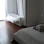 Flaneur Bed & Book
