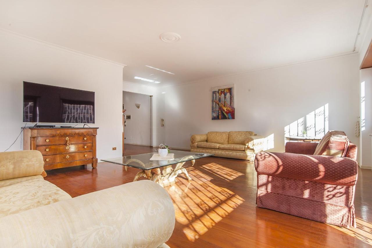 Eur Luminous And Large Family Terrace Appartamento Roma