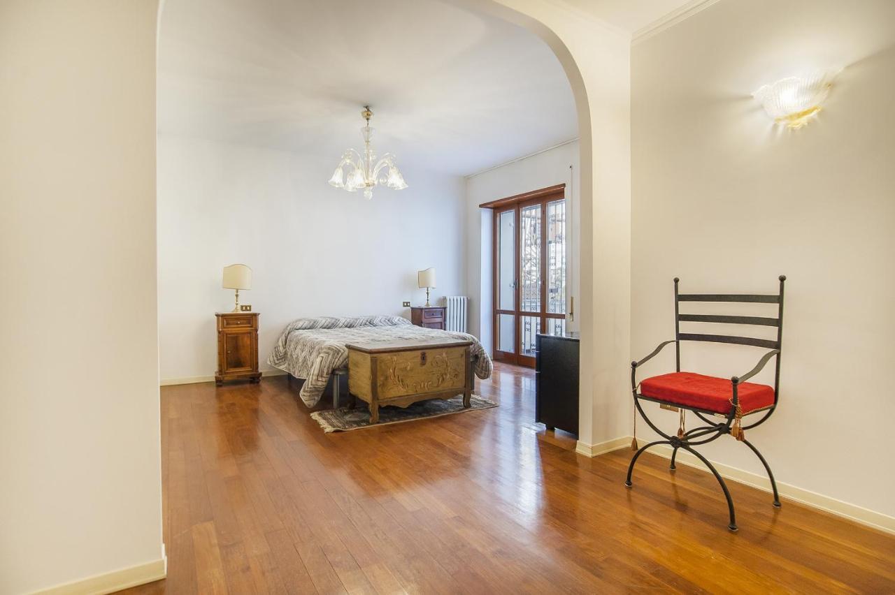 Eur Luminous And Large Family Terrace Appartamento