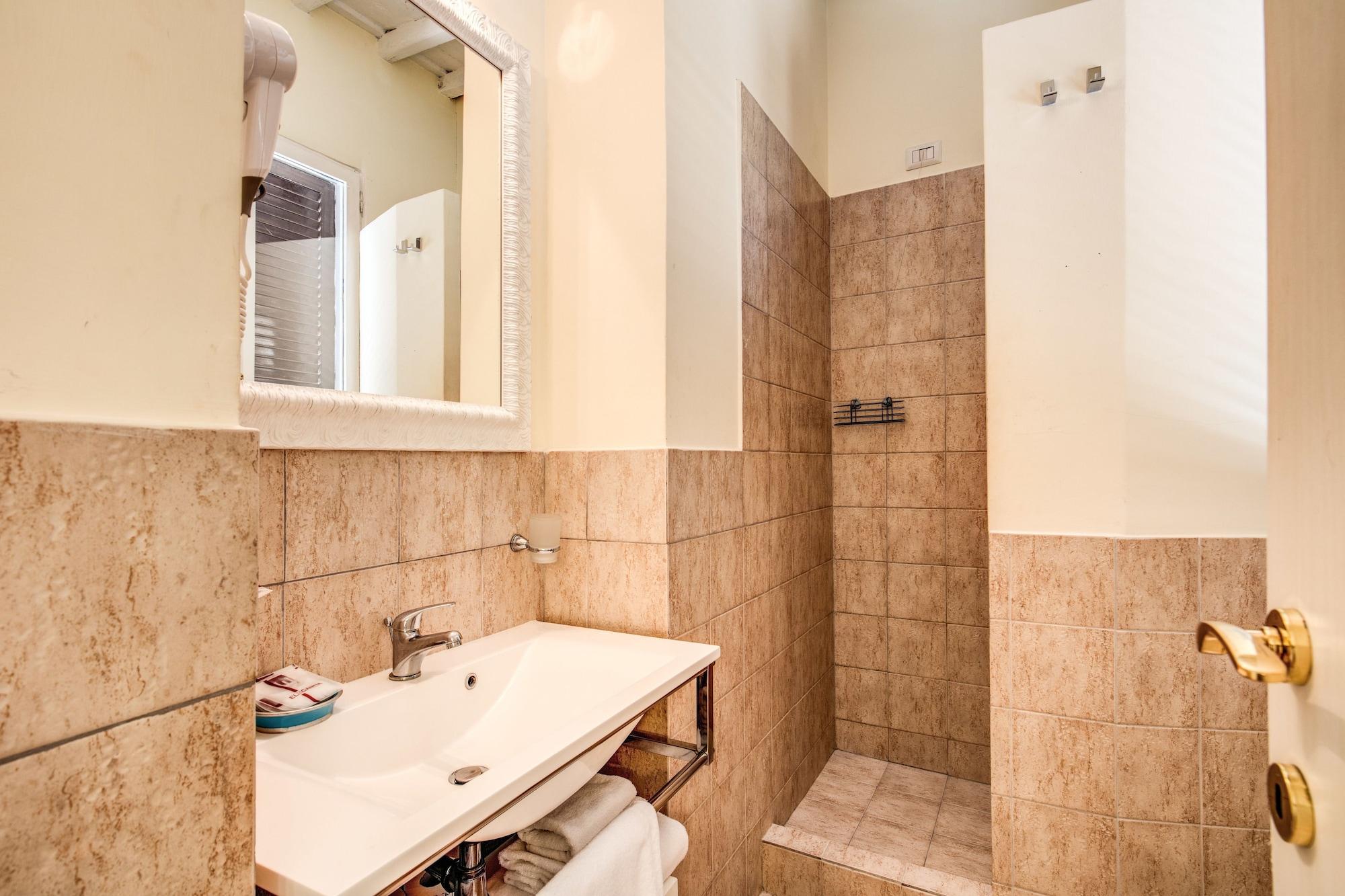 Magenta Deluxe Cancello Guest house