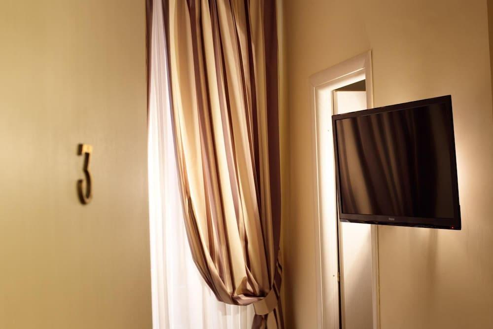 Magenta Deluxe Cancello Guest house