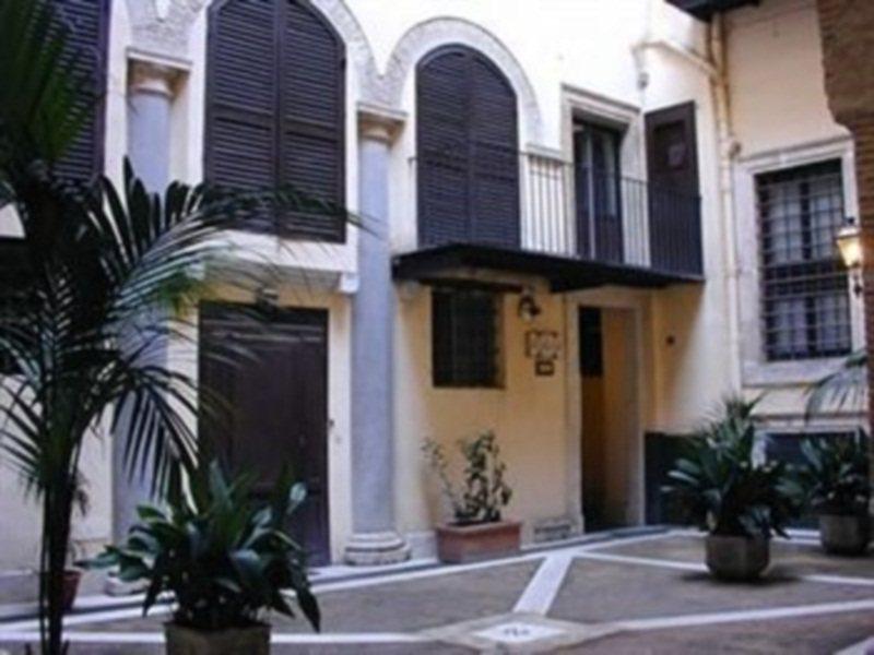 Navona Gallery