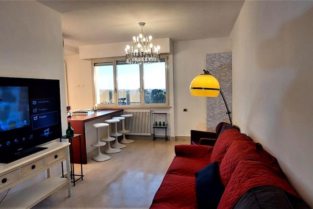 Penthouse Near Rome, Free Parking. Appartamento Roma