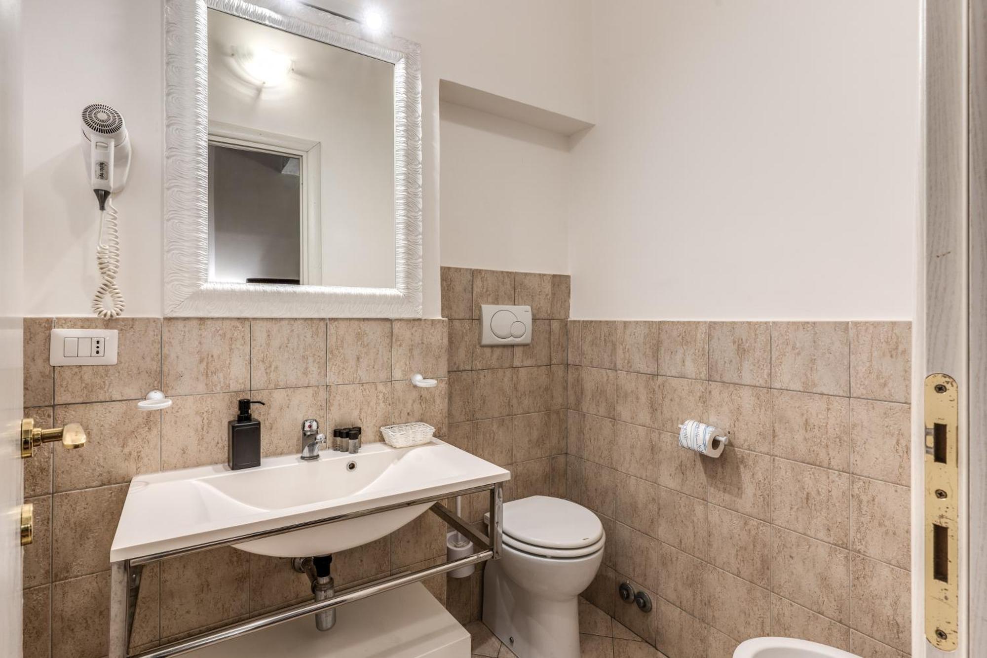 Magenta Deluxe Cancello Guest house