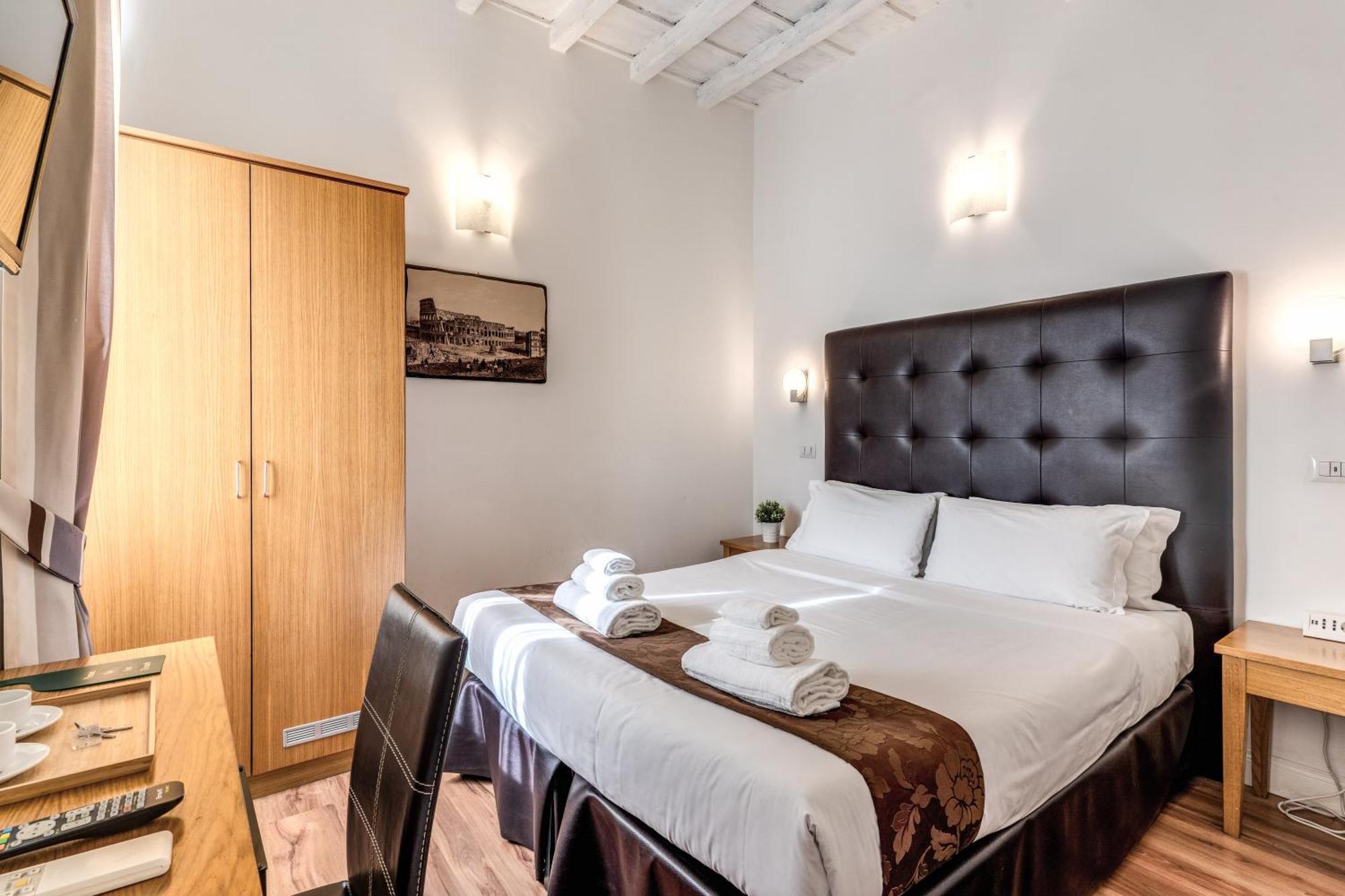 Magenta Deluxe Cancello Guest house