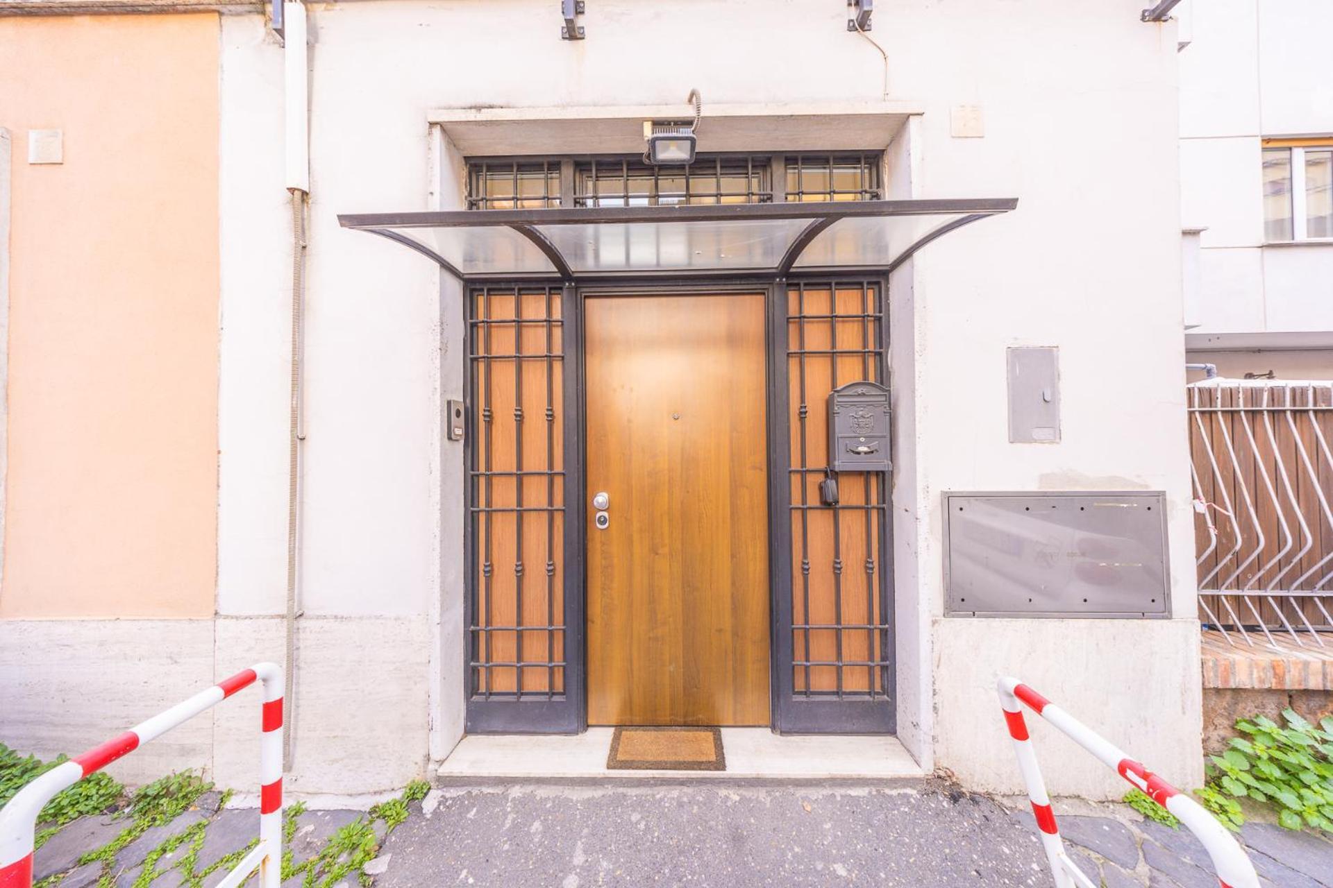 Bilocale Indipendente Con Terrazzo Esclusivo A Due Passi Dalla Metro Di Apartment