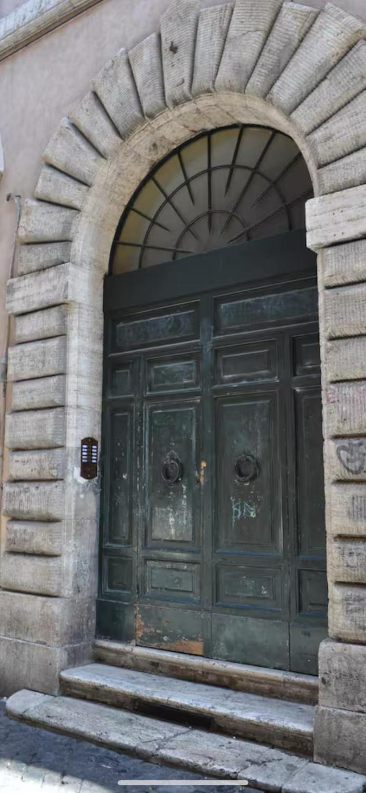 Trastevere Piazza Trilussa Royal Orchid *