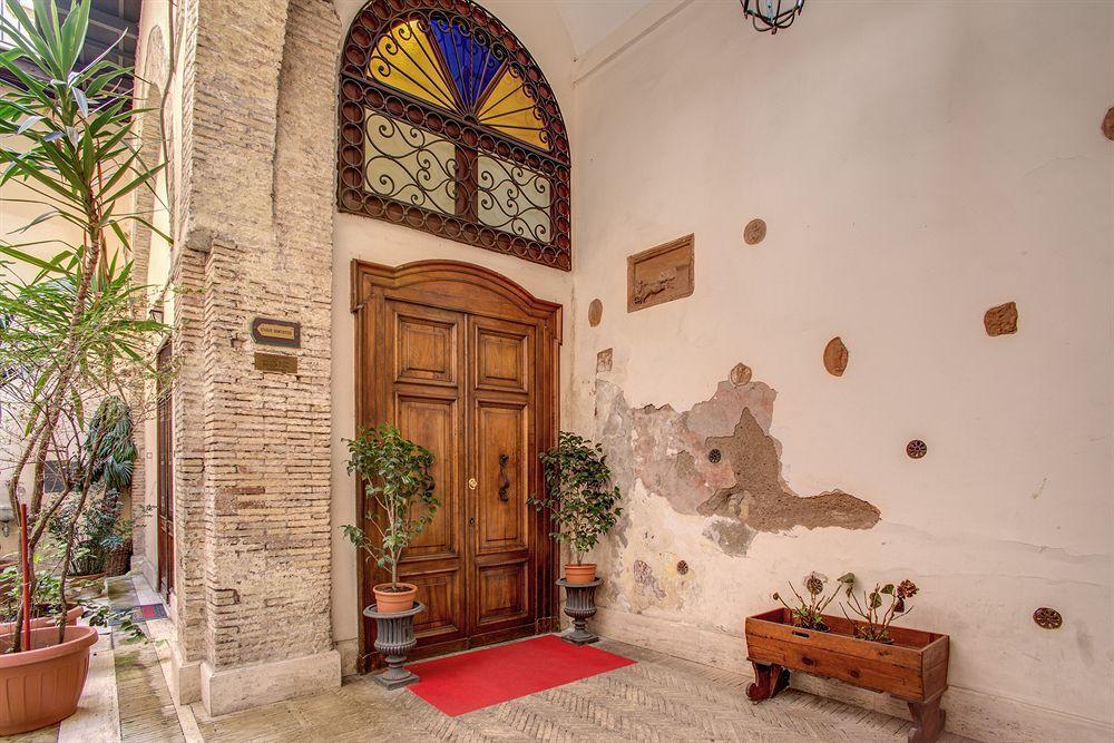 Navona Gallery