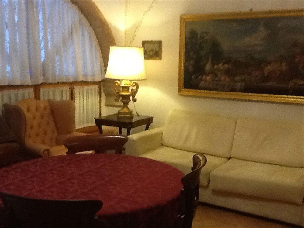 Navona Gallery