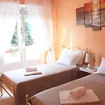 Apartment At Colosseo With Terrace Overlooking The Garden By Lyon