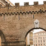 Porta Castello 10