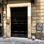 Apartment Near Trevi Fountain