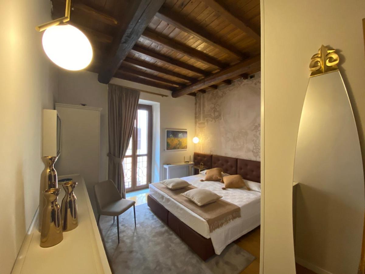 Condotti 2* Roma