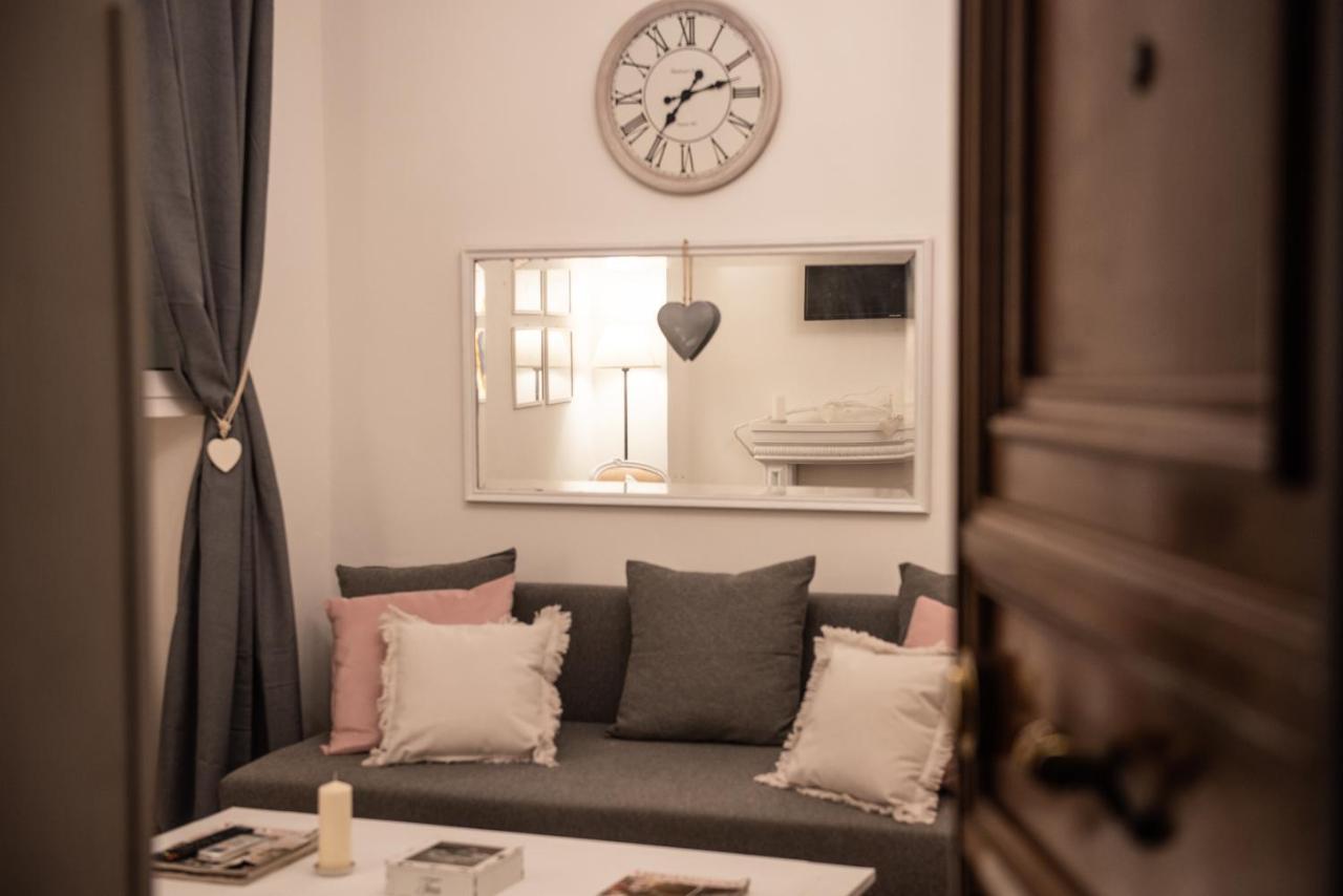 Sweet Arco Farnese Apartment