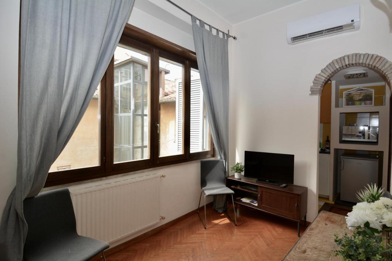 Piazza Navona Corner Apartment *