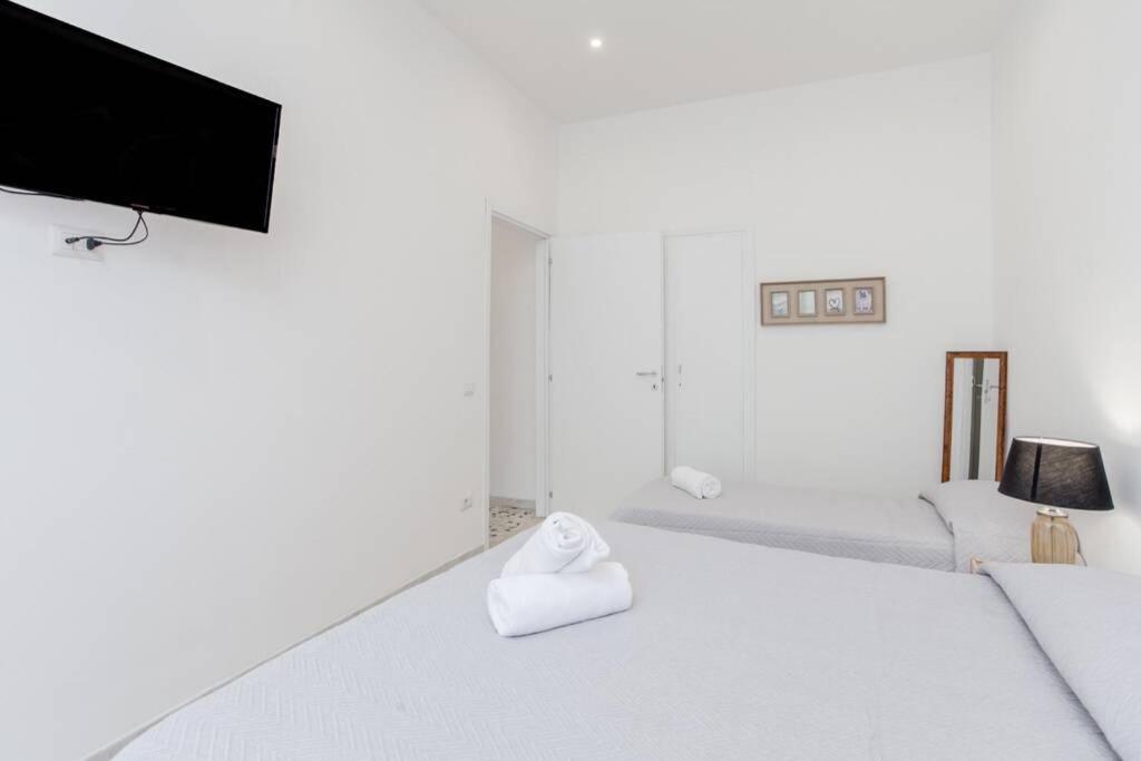 Large In Center, Termini Area Apartment *
