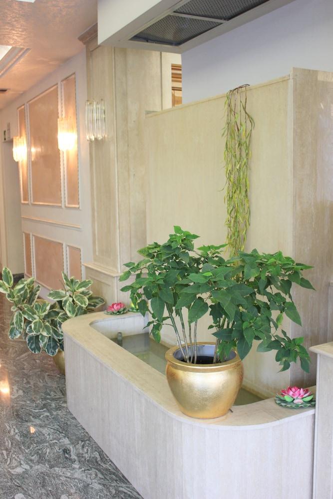 Romulus Hotel