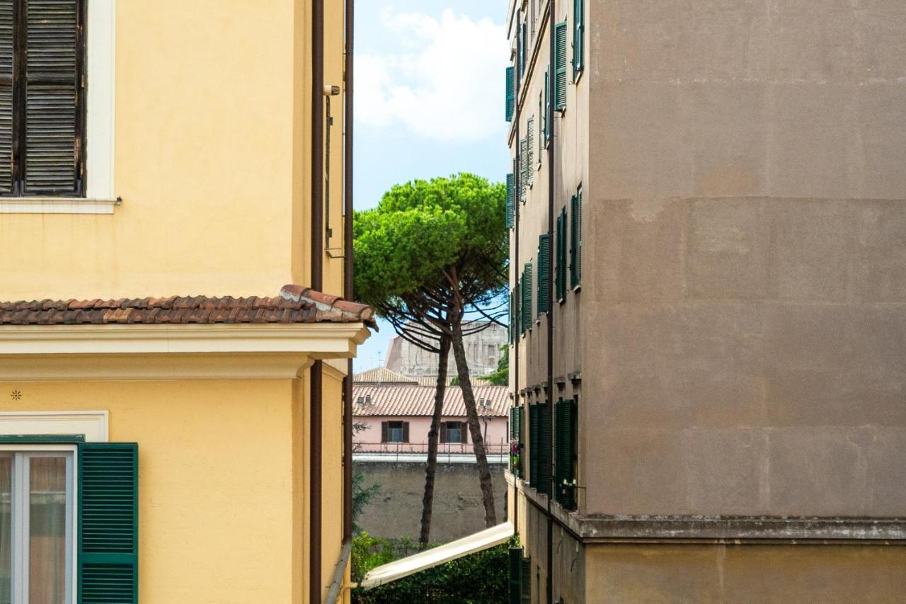 Apartment Colosseum House - Private Rooftop, Jacuzzi Hot Tub & View Rome