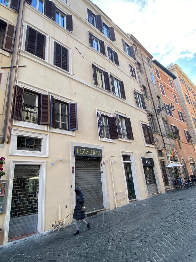 A Window On Pantheon Apartment