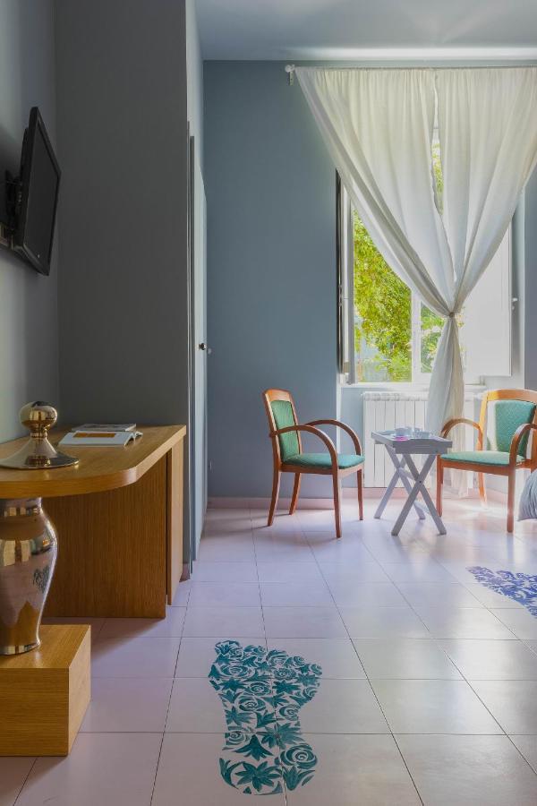 Guest house Tarshito Gallery House *