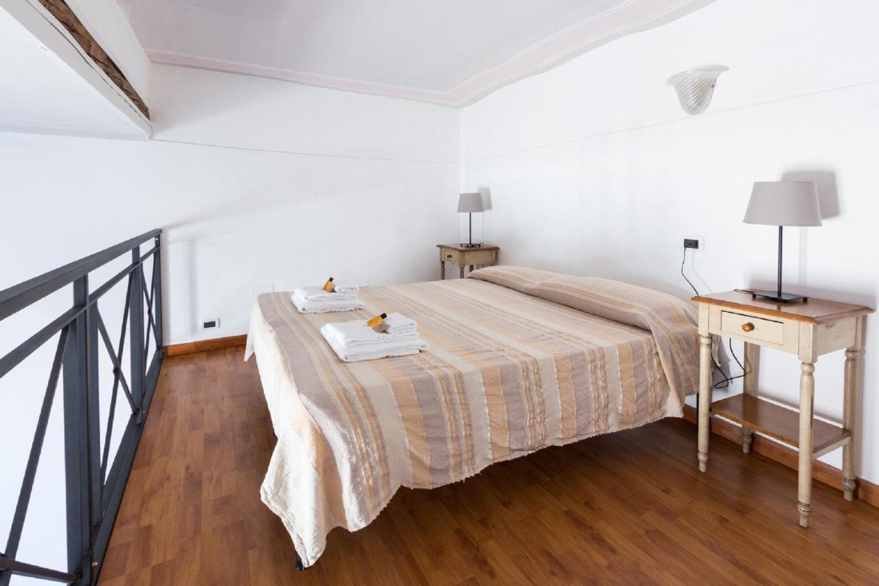 Sunny Navona Square Apartment Rome
