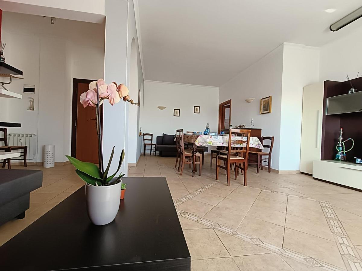 Appartamento Avellini - Delightful And Spacious With Terrace - Near Metro A Cornelia Roma