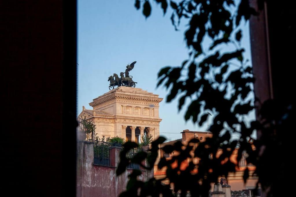 Peaceful In Piazza Venezia's Alleys * Rome