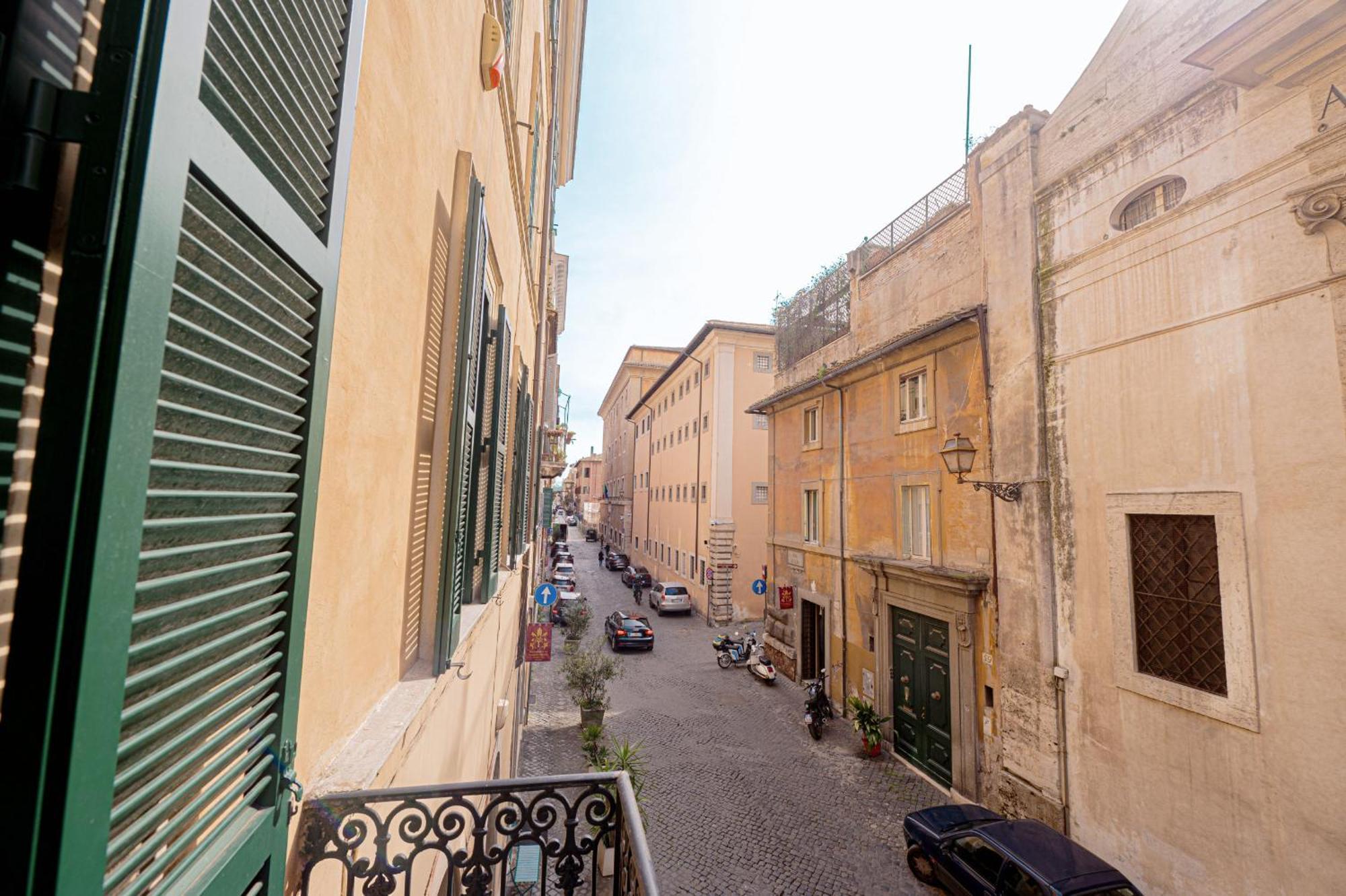 Via Giulia Charming With Balcony Apartment Rome