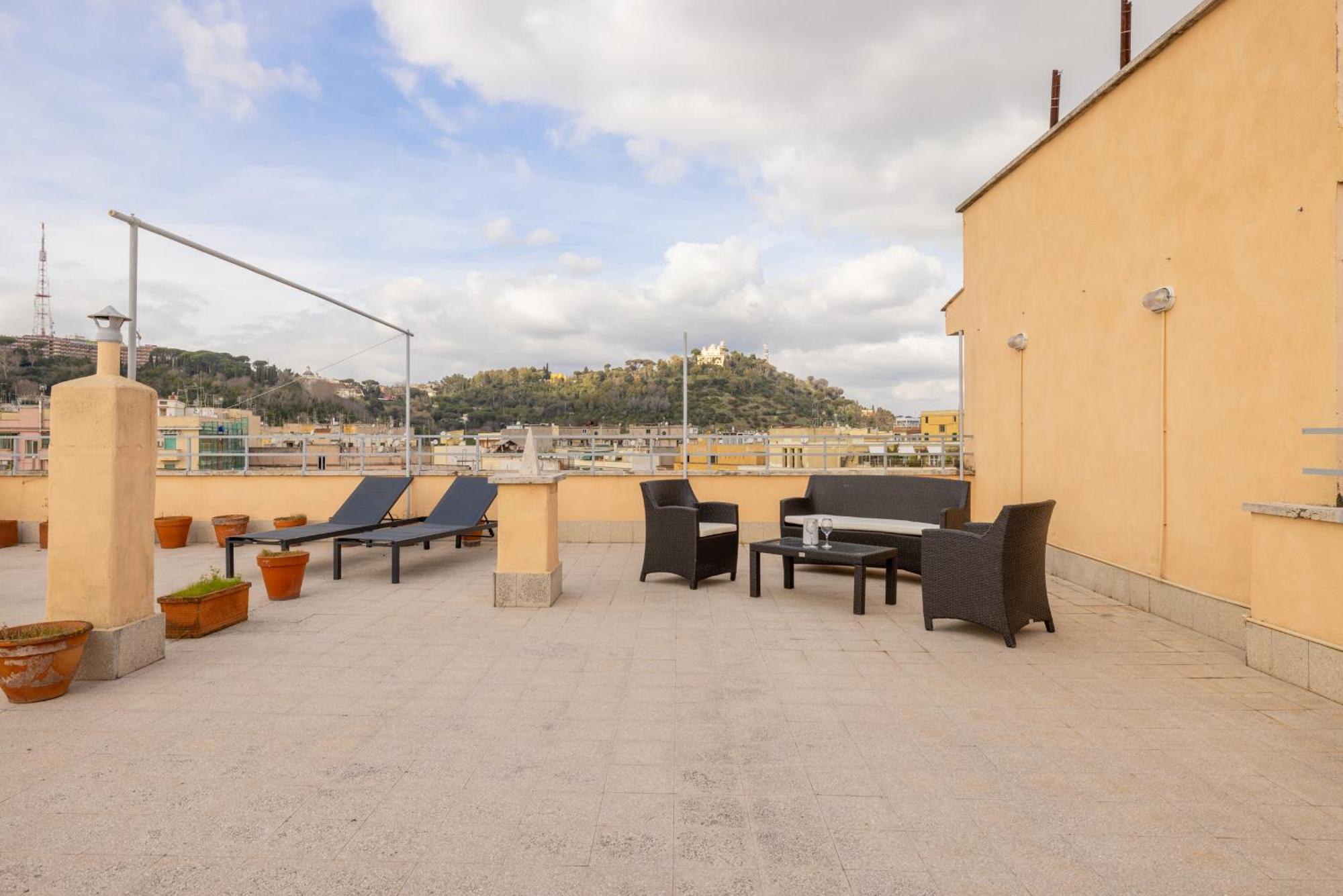 Floor With Rooftop Terrace Near St. Peter *
