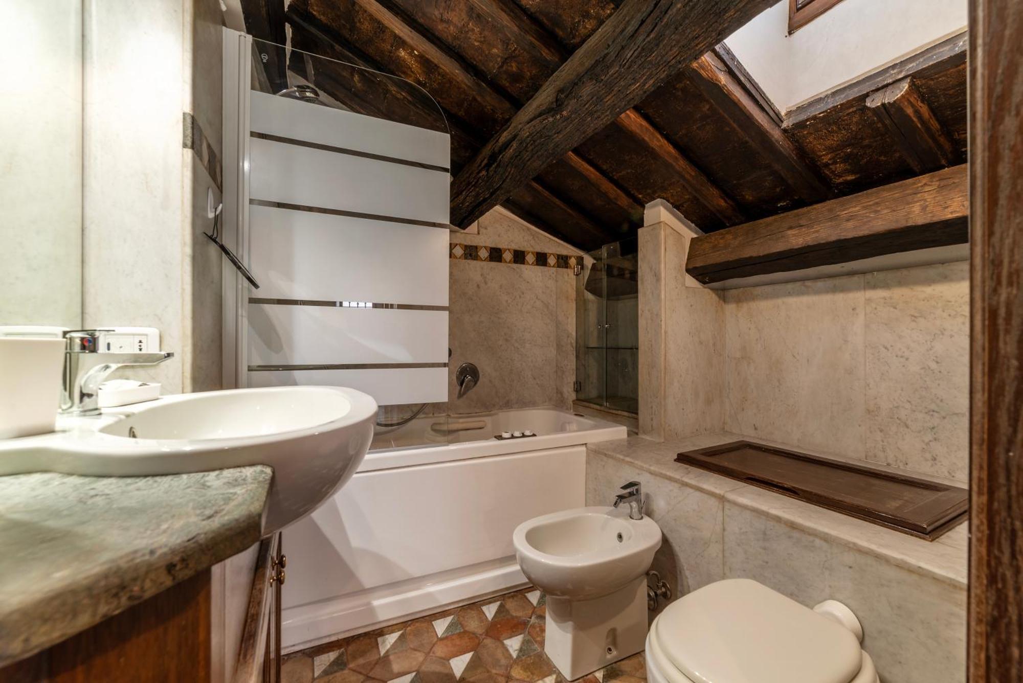 Cozy Trevi Romance Apartment