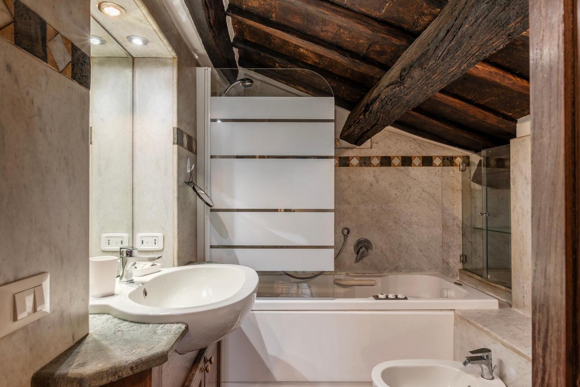 Cozy Trevi Romance Apartment *