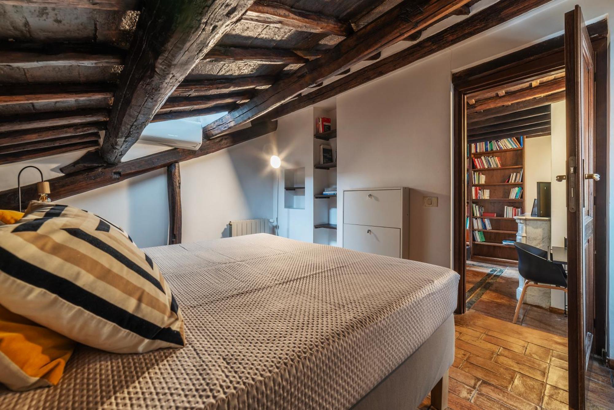 Cozy Trevi Romance Apartment *