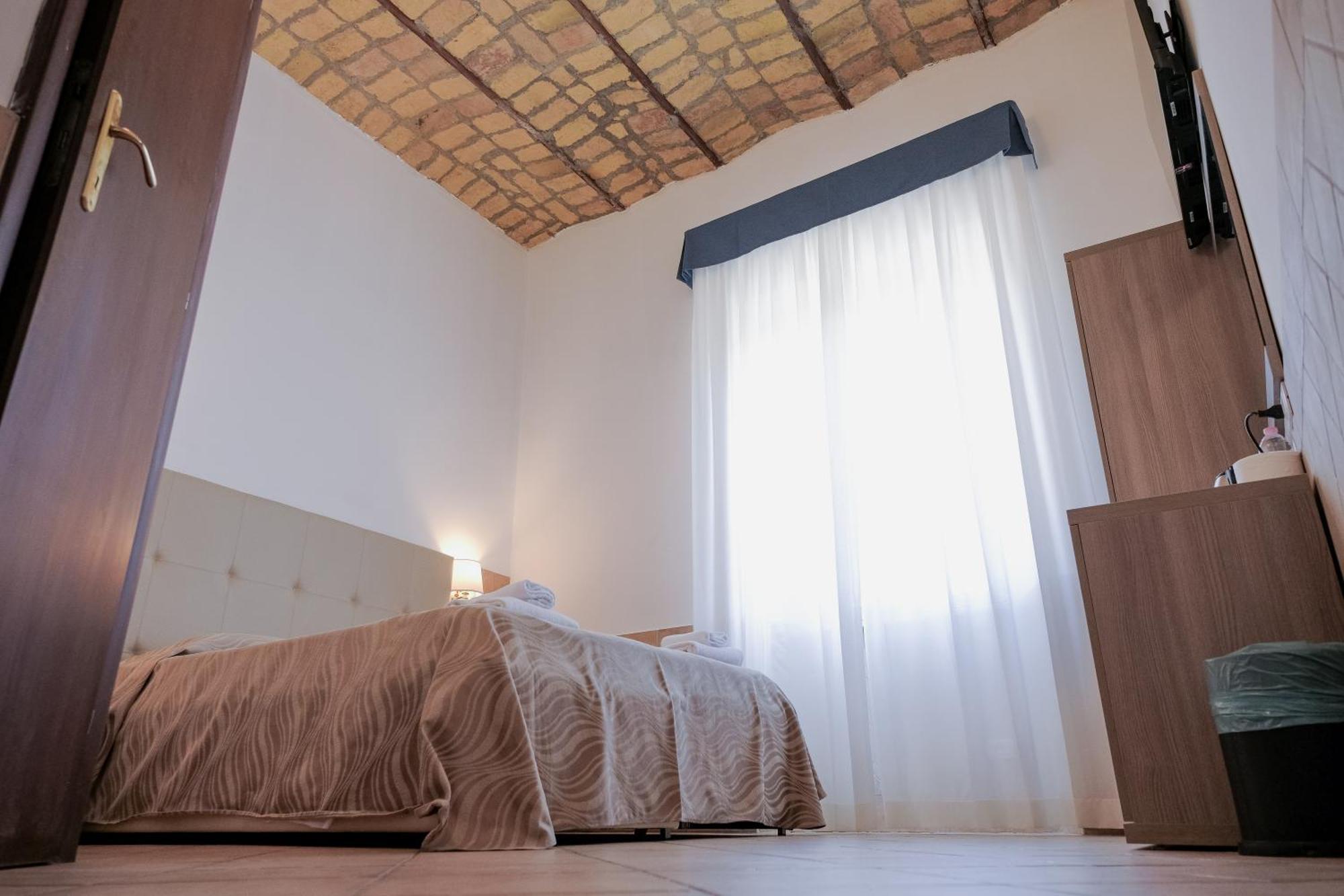 Hotel Alex Square 3*