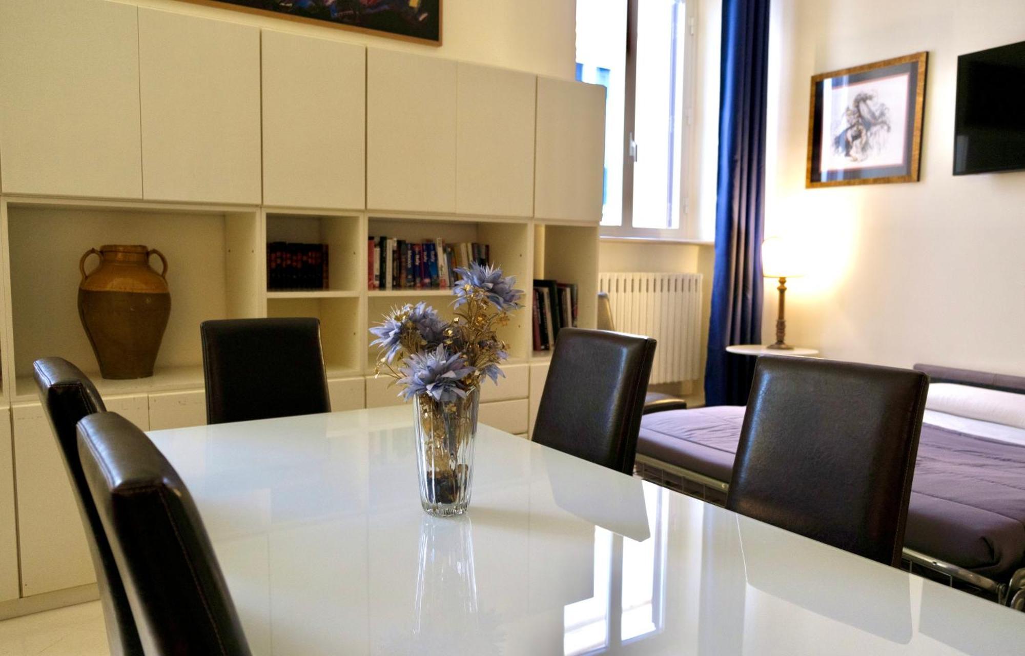 Apartment - Walk To Navona - Full Kitchen - Fast Wi-fi & A-c *