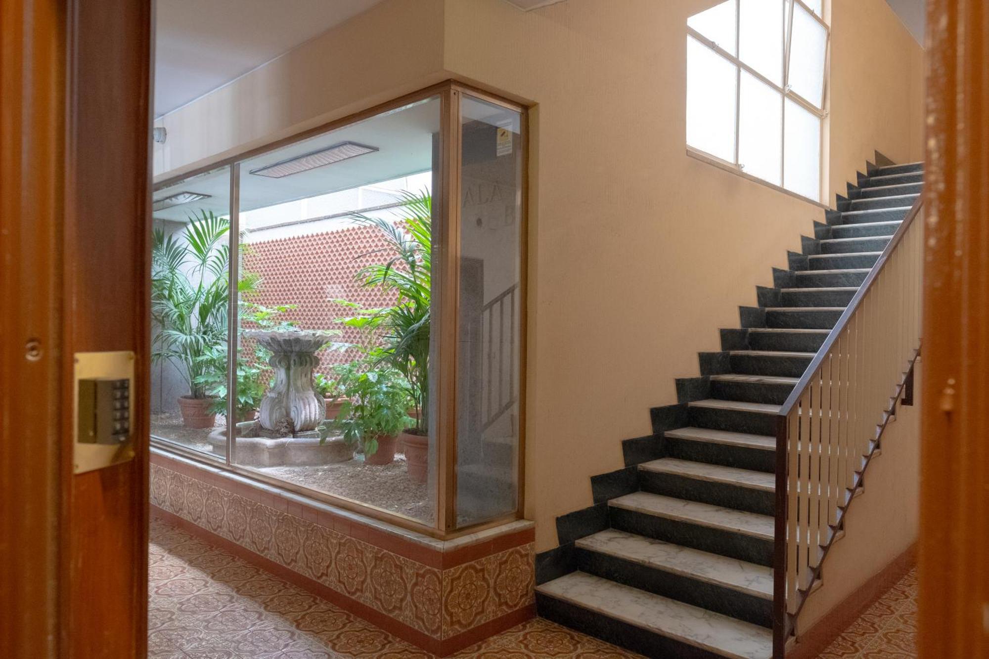 - Ruins House - 750m From The Metro Station Apartment *