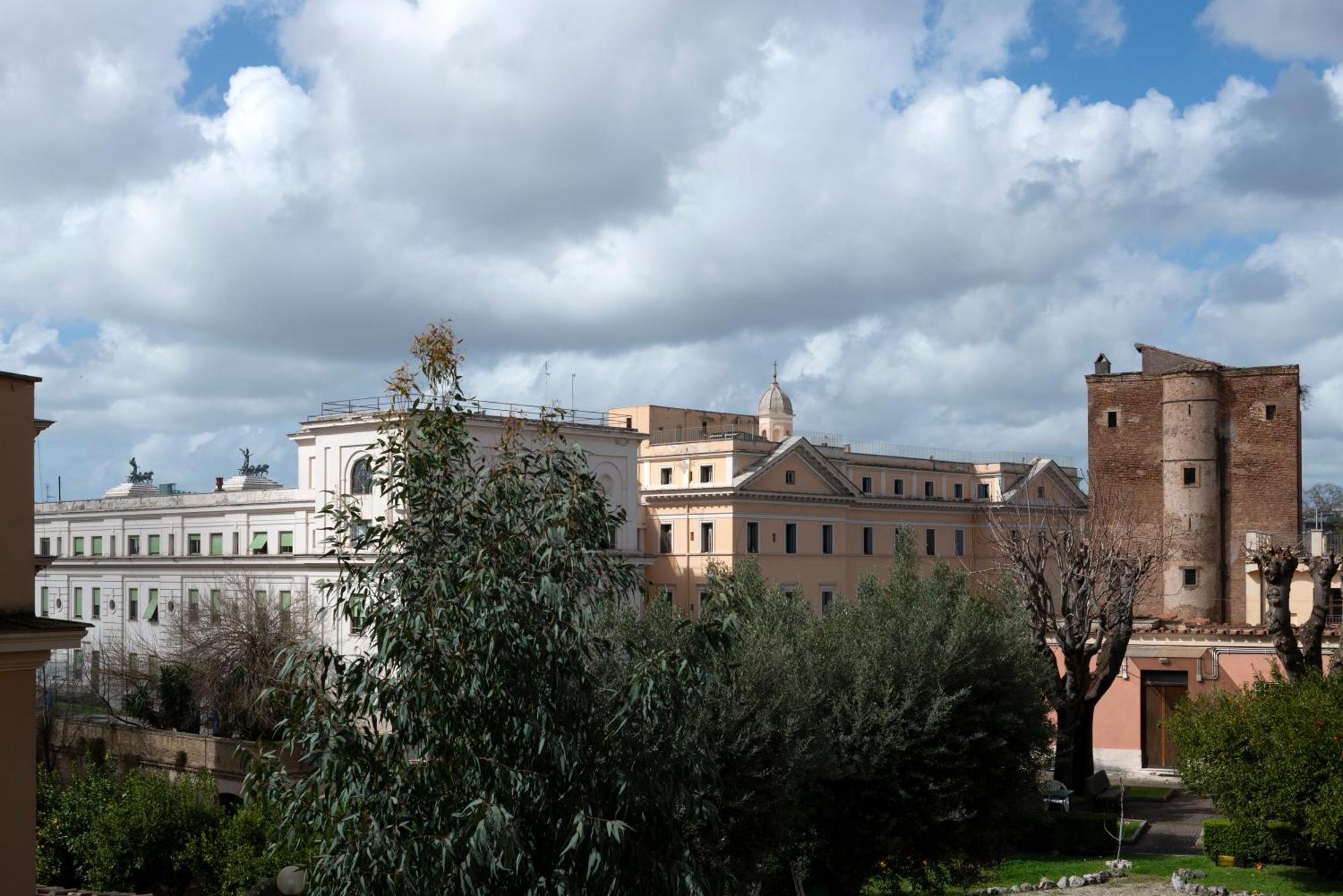 Colosseo Flats And Penthouse *