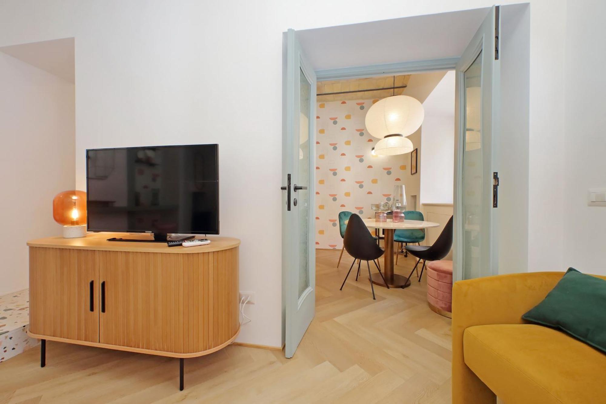 Ych-colorful And Classy Near Fori Imperiali * Rome