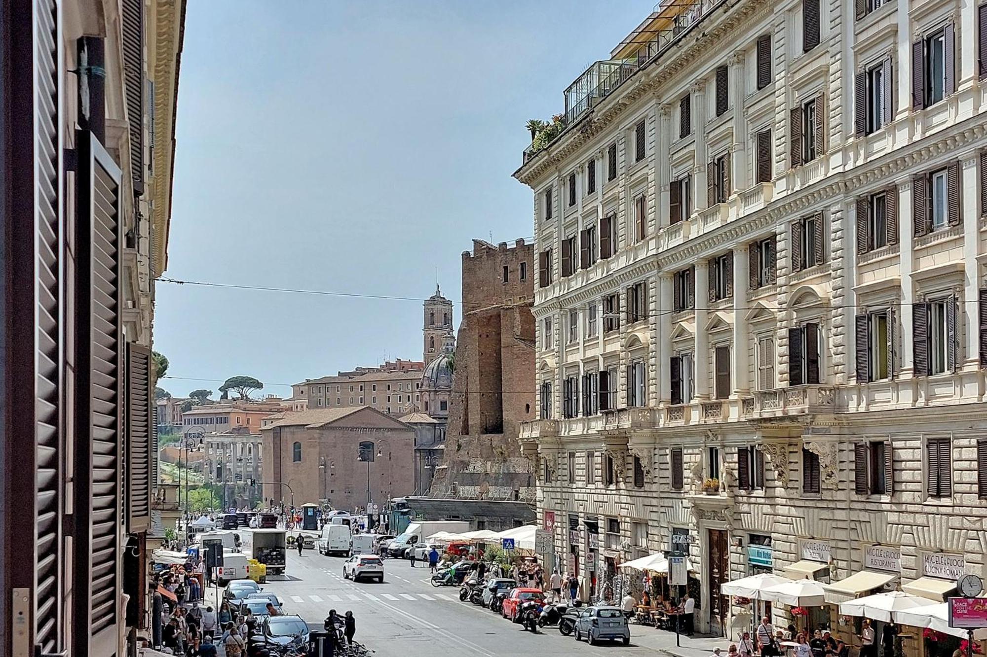Ych-colorful And Classy Near Fori Imperiali Rome