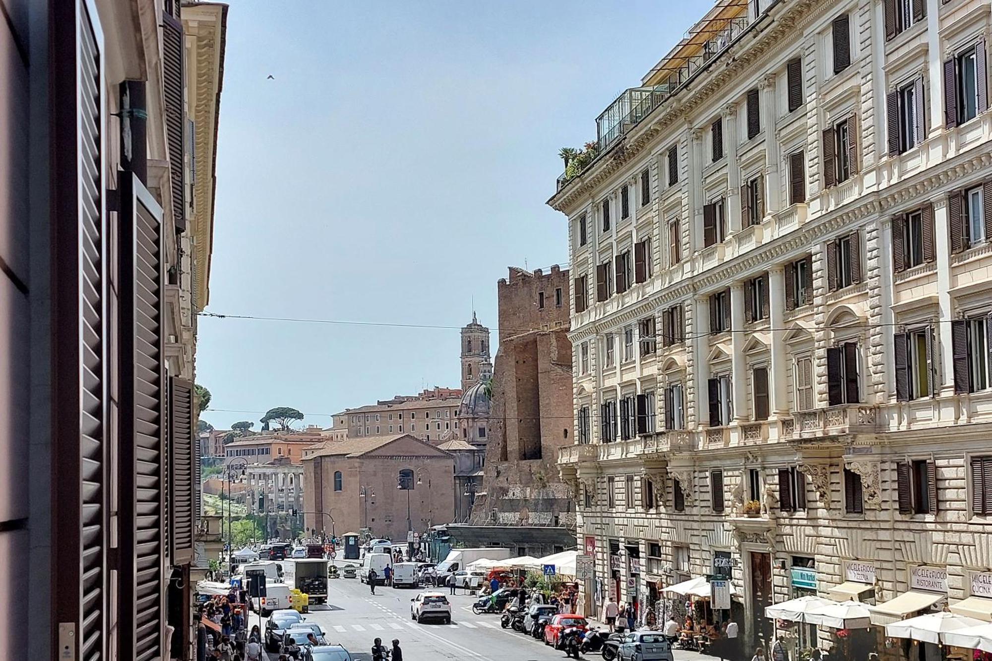 Ych-colorful And Classy Near Fori Imperiali Rome