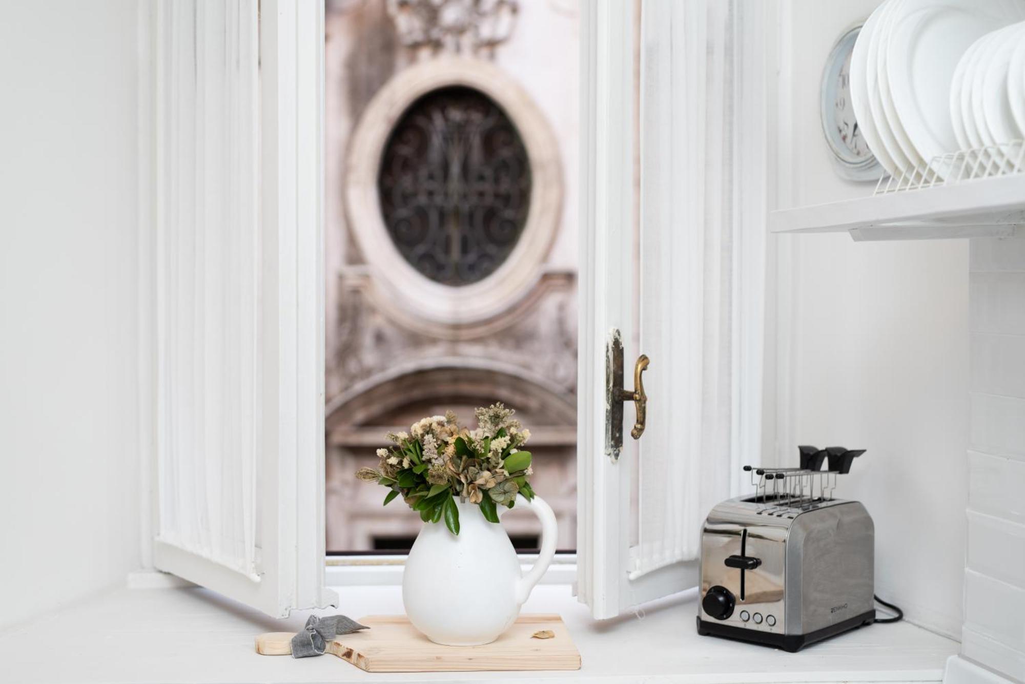 Sweet Arco Farnese Apartment