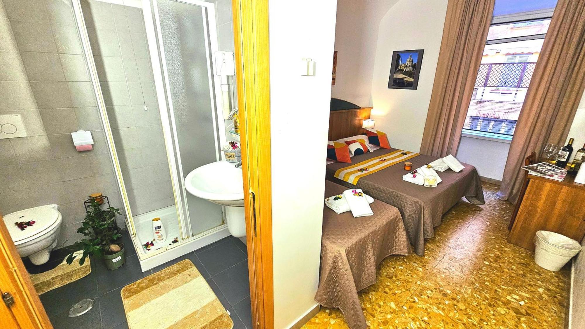 A Casa Simpatia Roma - Free Parking If You Book 4 Nights Bed & Breakfast