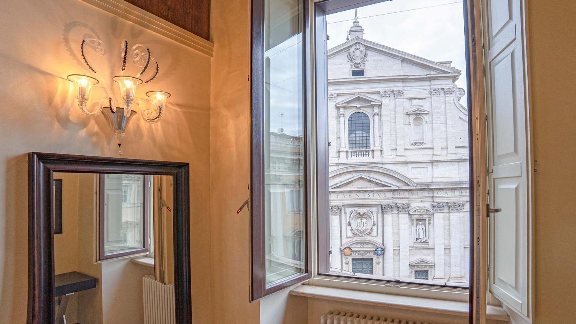 Piazza Venezia Charming With View Apartment