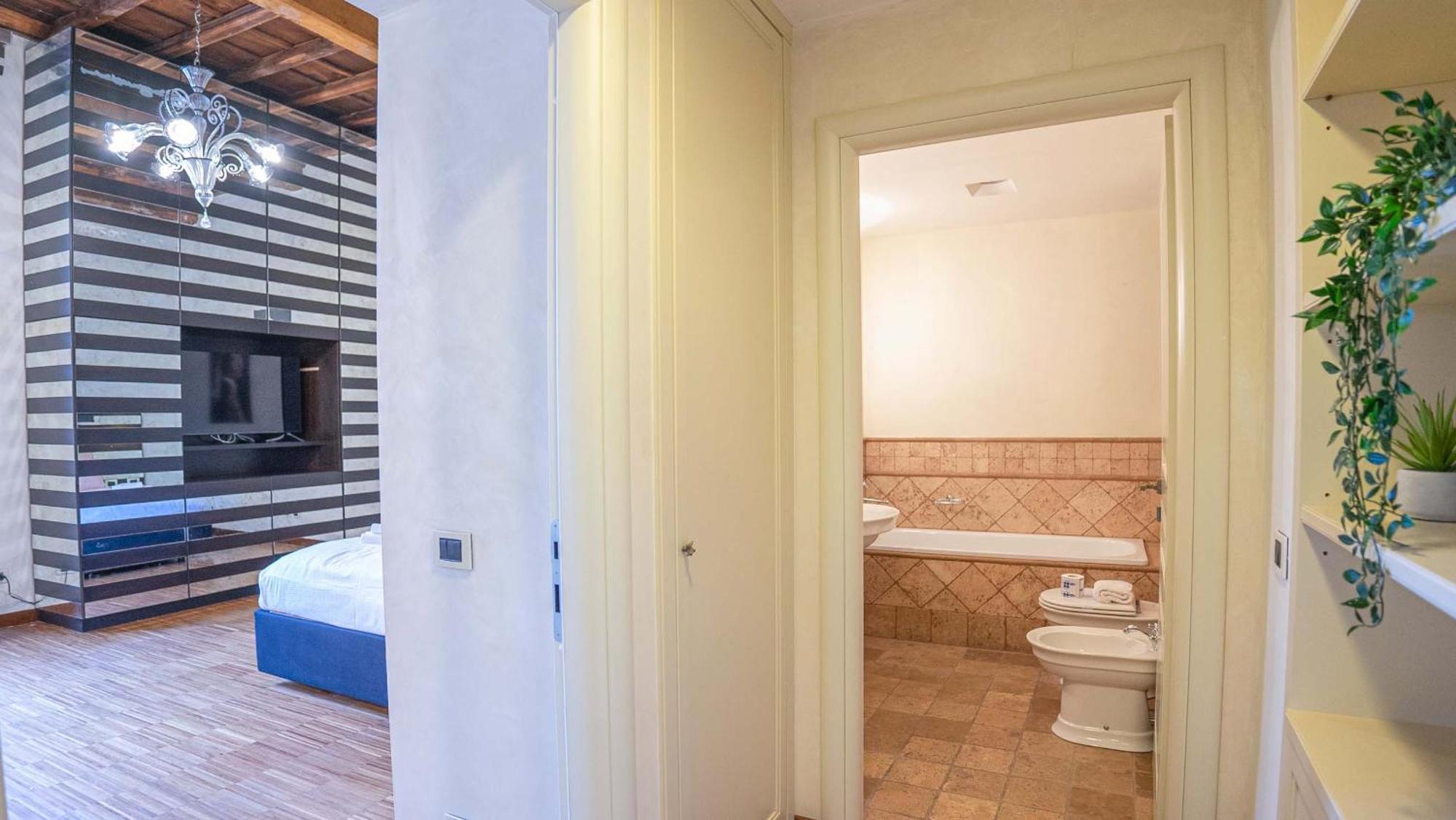 Piazza Venezia Charming With View Apartment *
