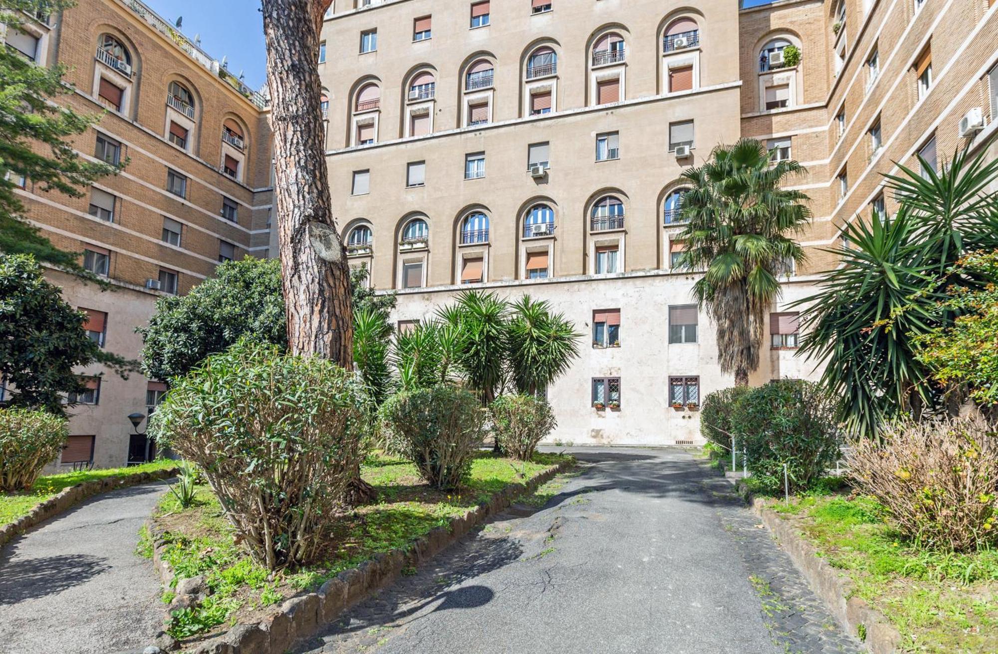 Blu Colombo Rome