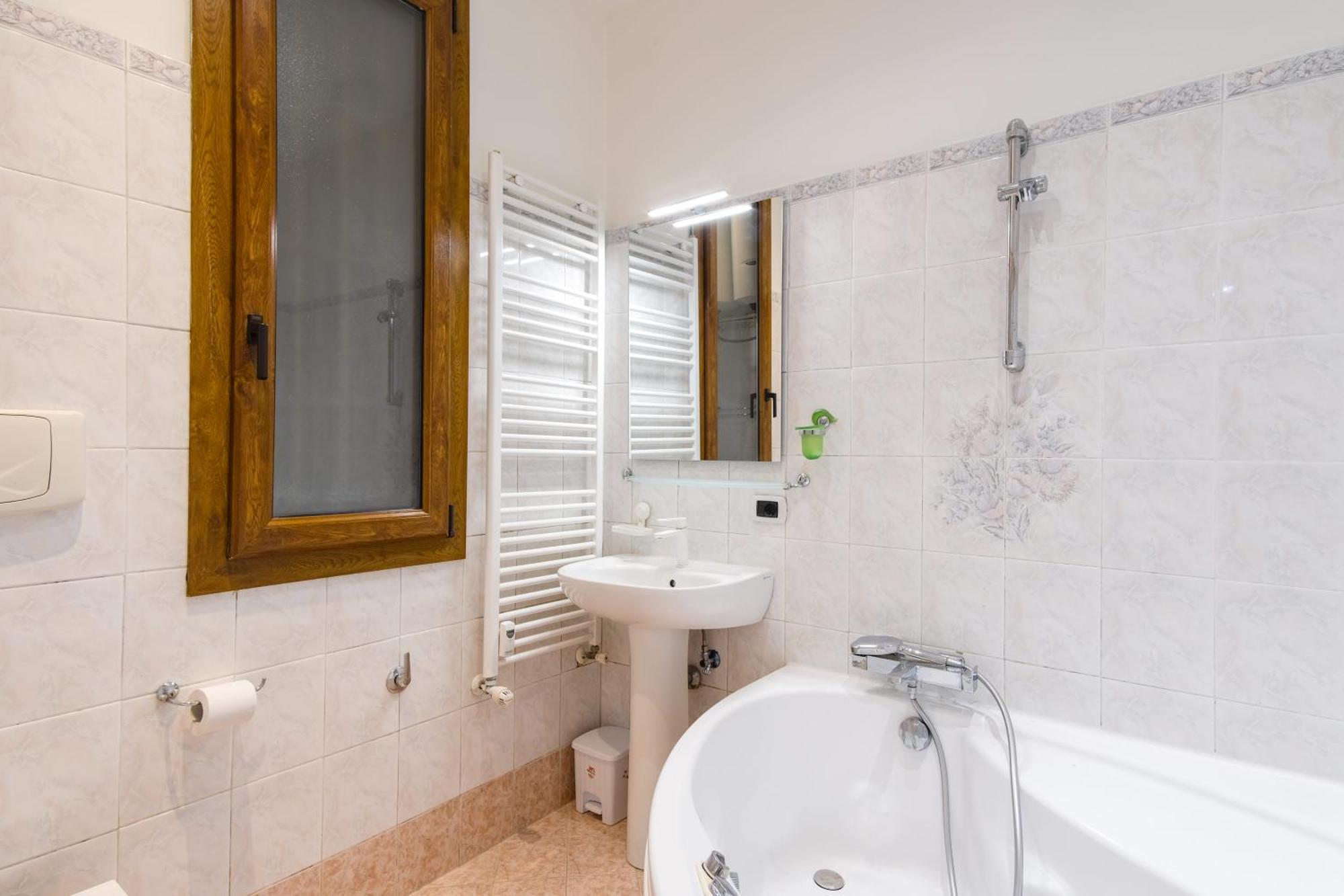 Elegantis San Giovanni - Easily Get To The Historic Center, Metro, Tram And Bus Are Nearby Appartamento