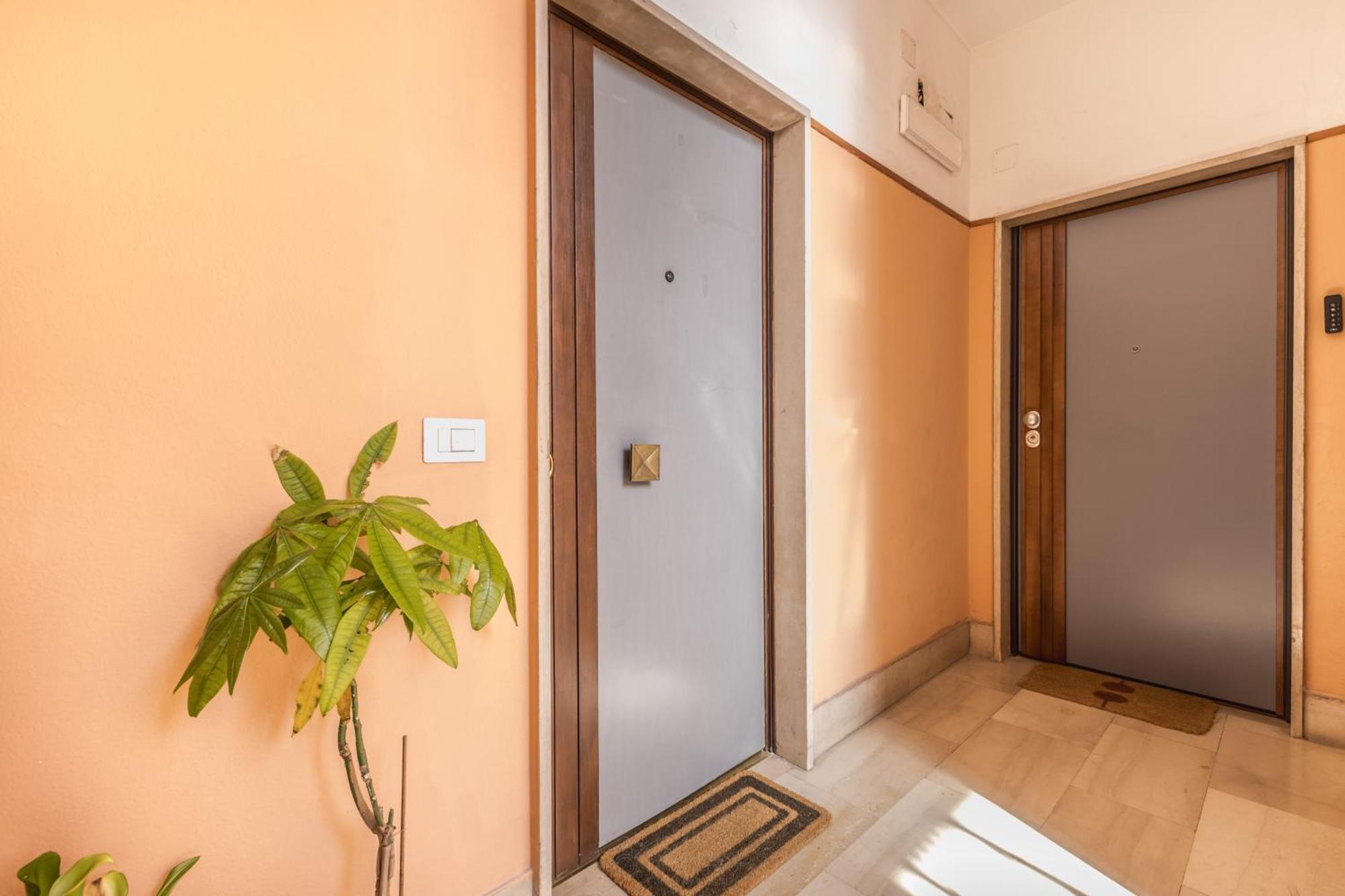 Domus Urbe Piramide Apartment *