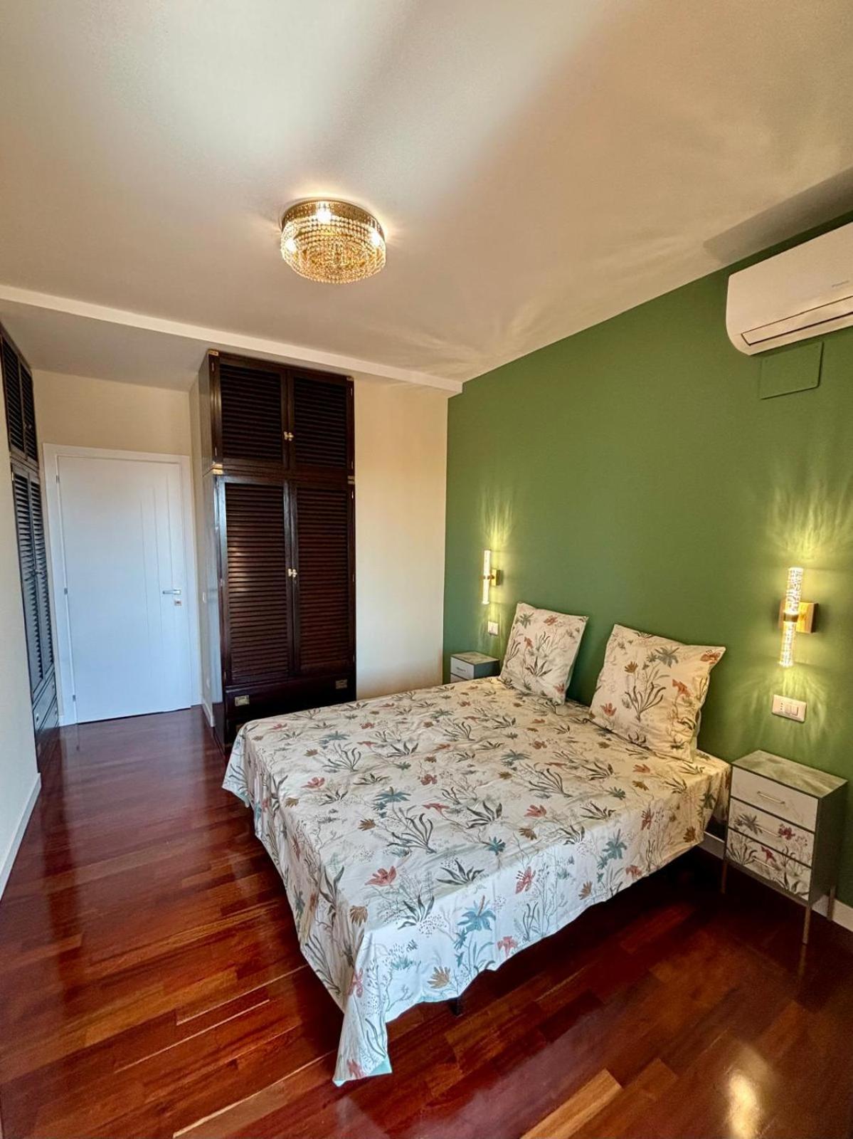 Apartment Stylish Spacious 3-bedroom Apartment, Open-space Kitchen, 3 Balconies! *