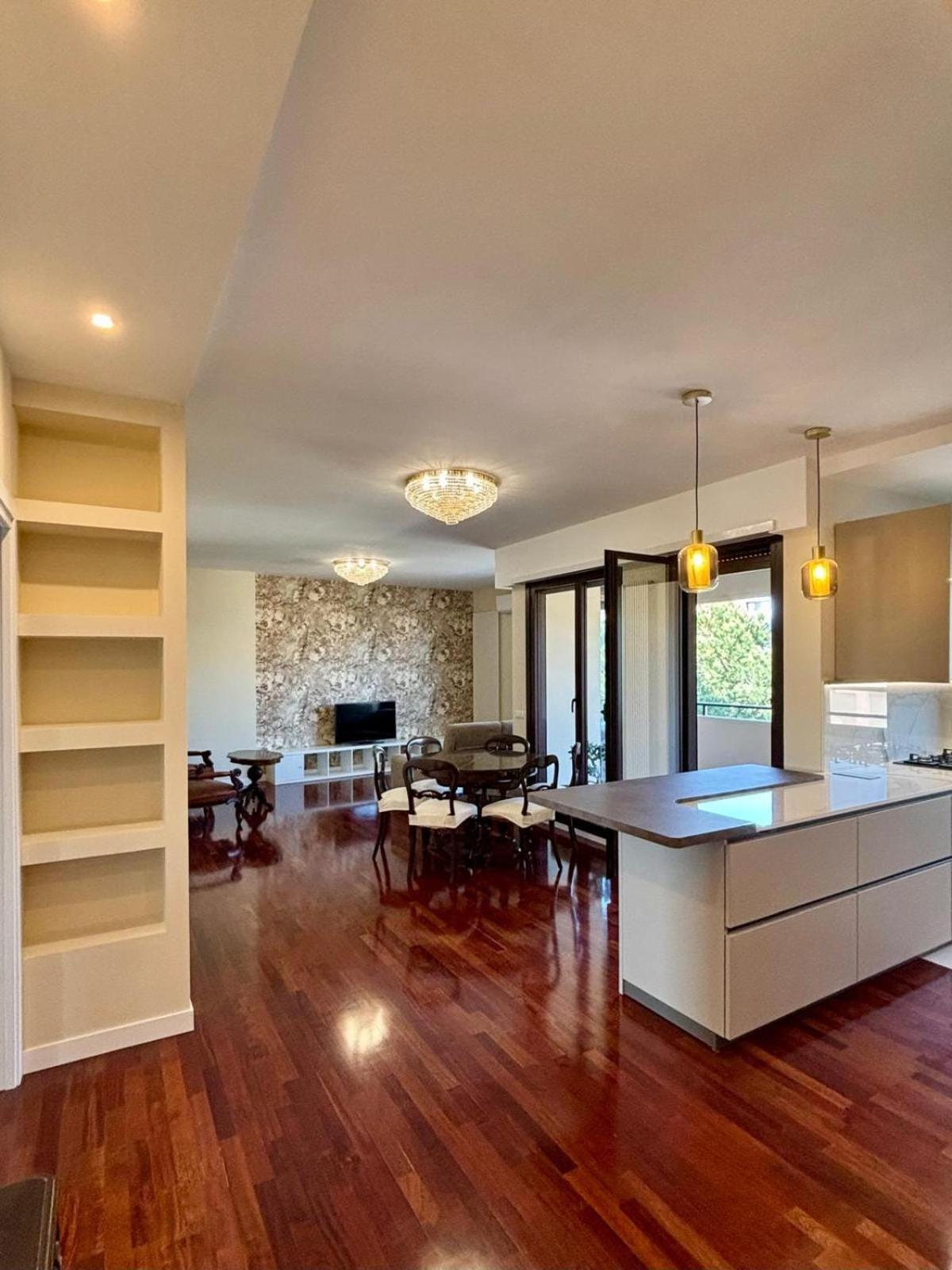Stylish Spacious 3-bedroom Apartment, Open-space Kitchen, 3 Balconies! *