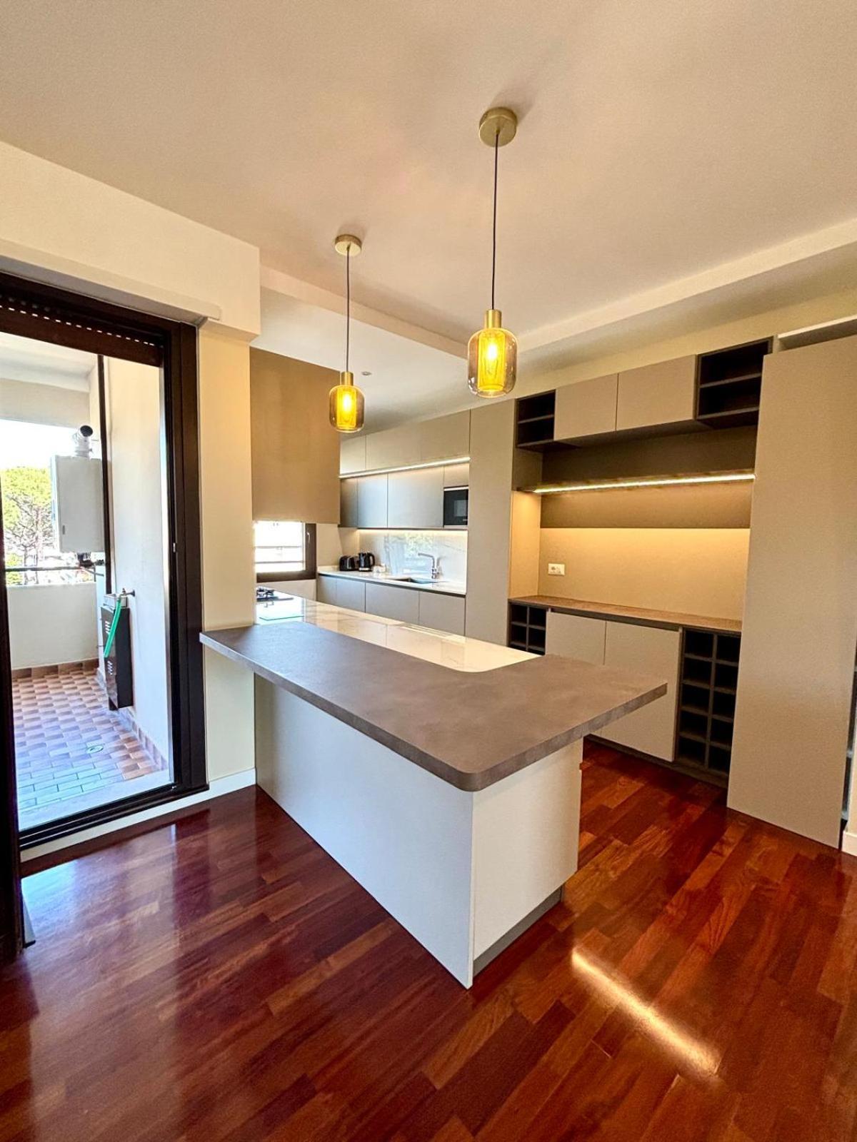 Stylish Spacious 3-bedroom Apartment, Open-space Kitchen, 3 Balconies! Rome