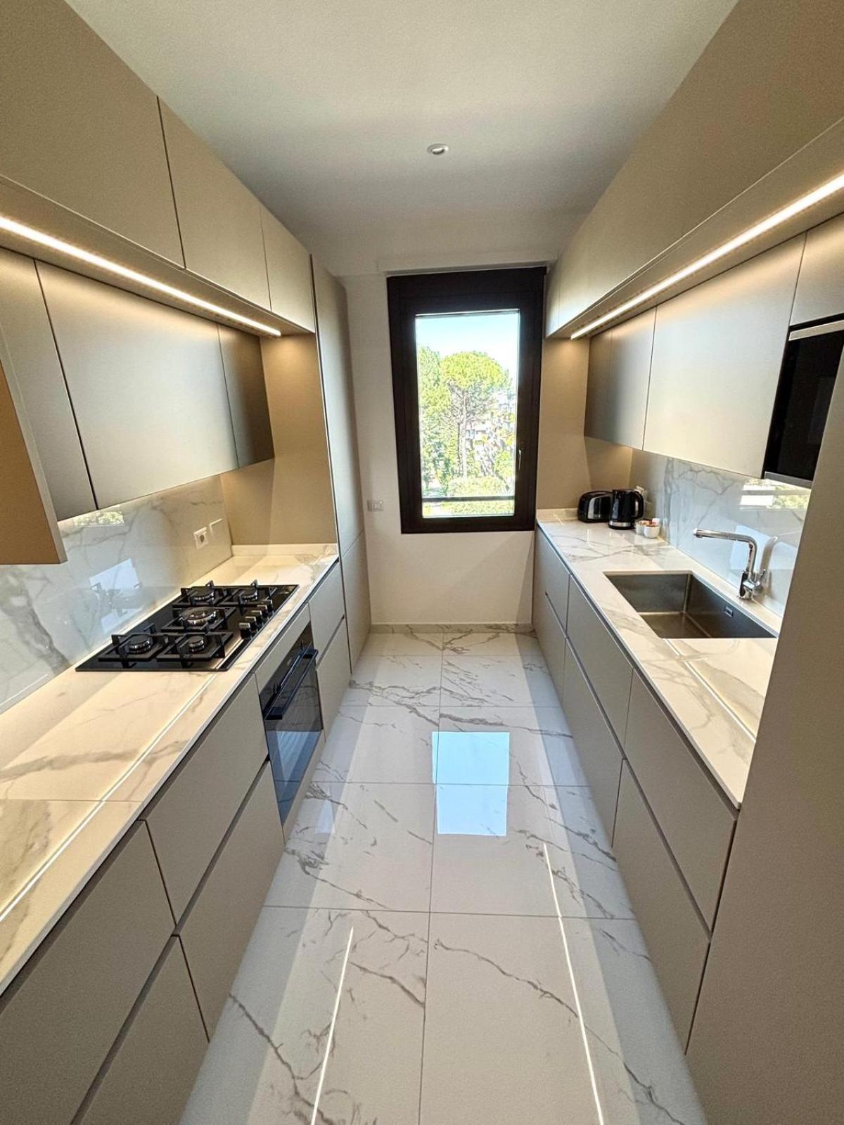 Stylish Spacious 3-bedroom Apartment, Open-space Kitchen, 3 Balconies! * Rome